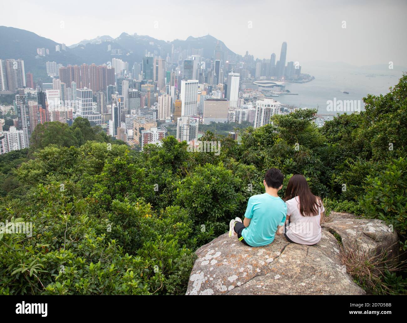 Amanti (ragazzo e ragazza amico) Vista dello skyline della città dell'isola di Hong Kong (a sud di Victoria Harbour) dalla collina di Braemar in North Point Foto Stock