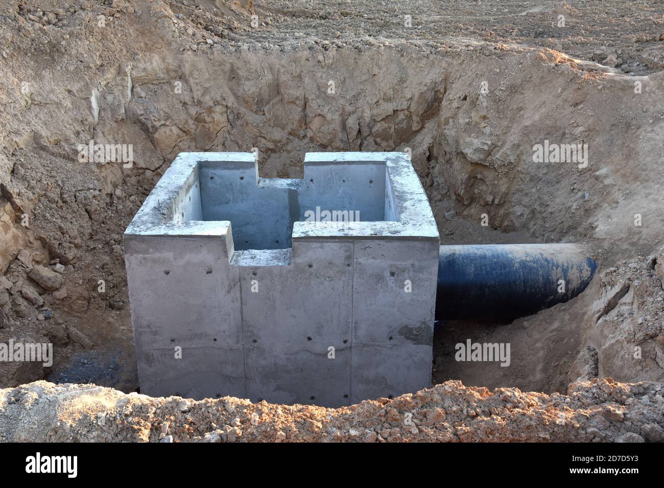 Costruzione di box per acque piovane, camera di distribuzione per impianti fognari sanitari e stazione di pompaggio. Fognature tombino e tubi linea in costruzione al Th Foto Stock