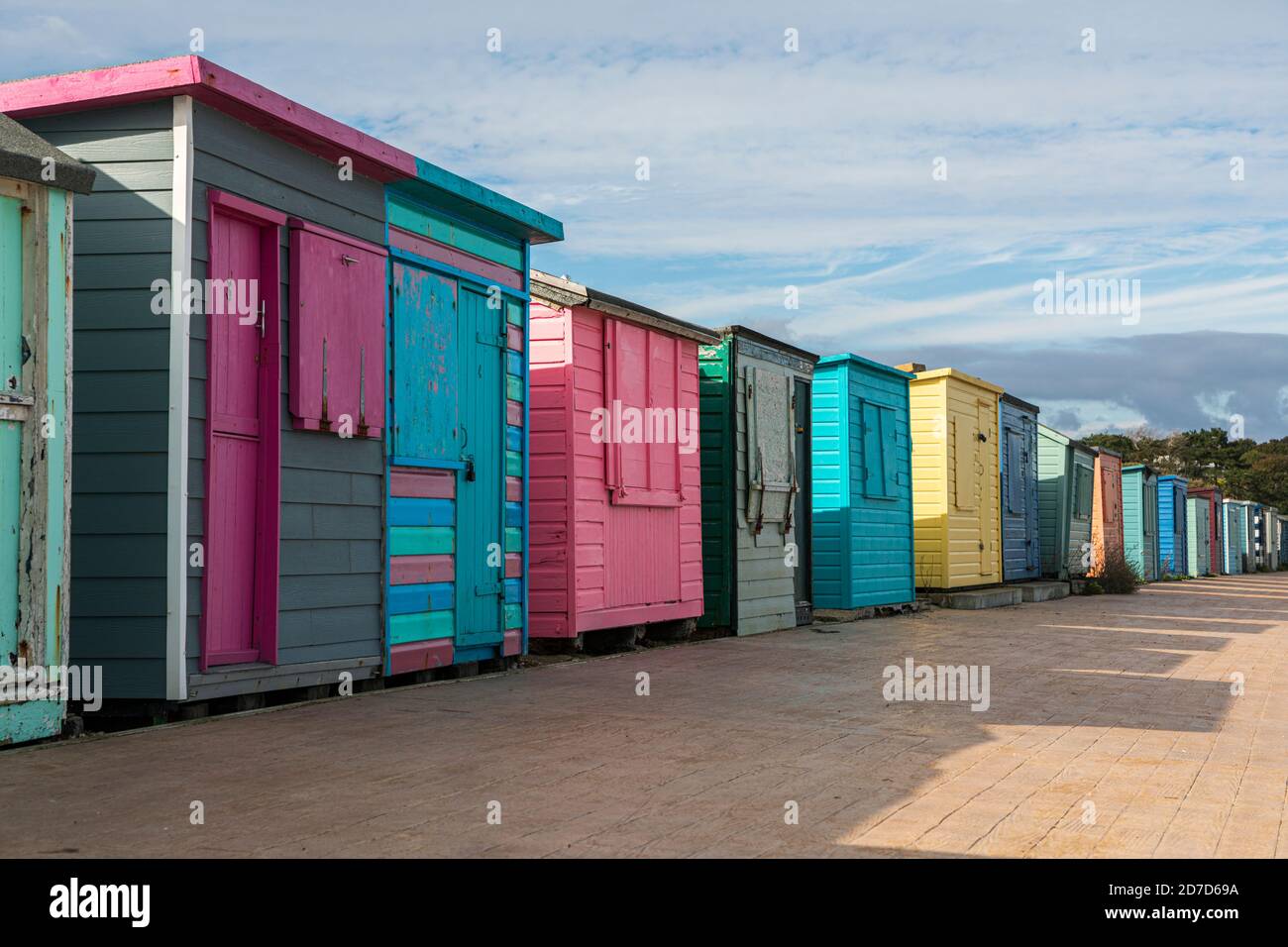Colorate capanne sulla spiaggia chiuse per l'inverno a St Helens, Isola di Wight Foto Stock