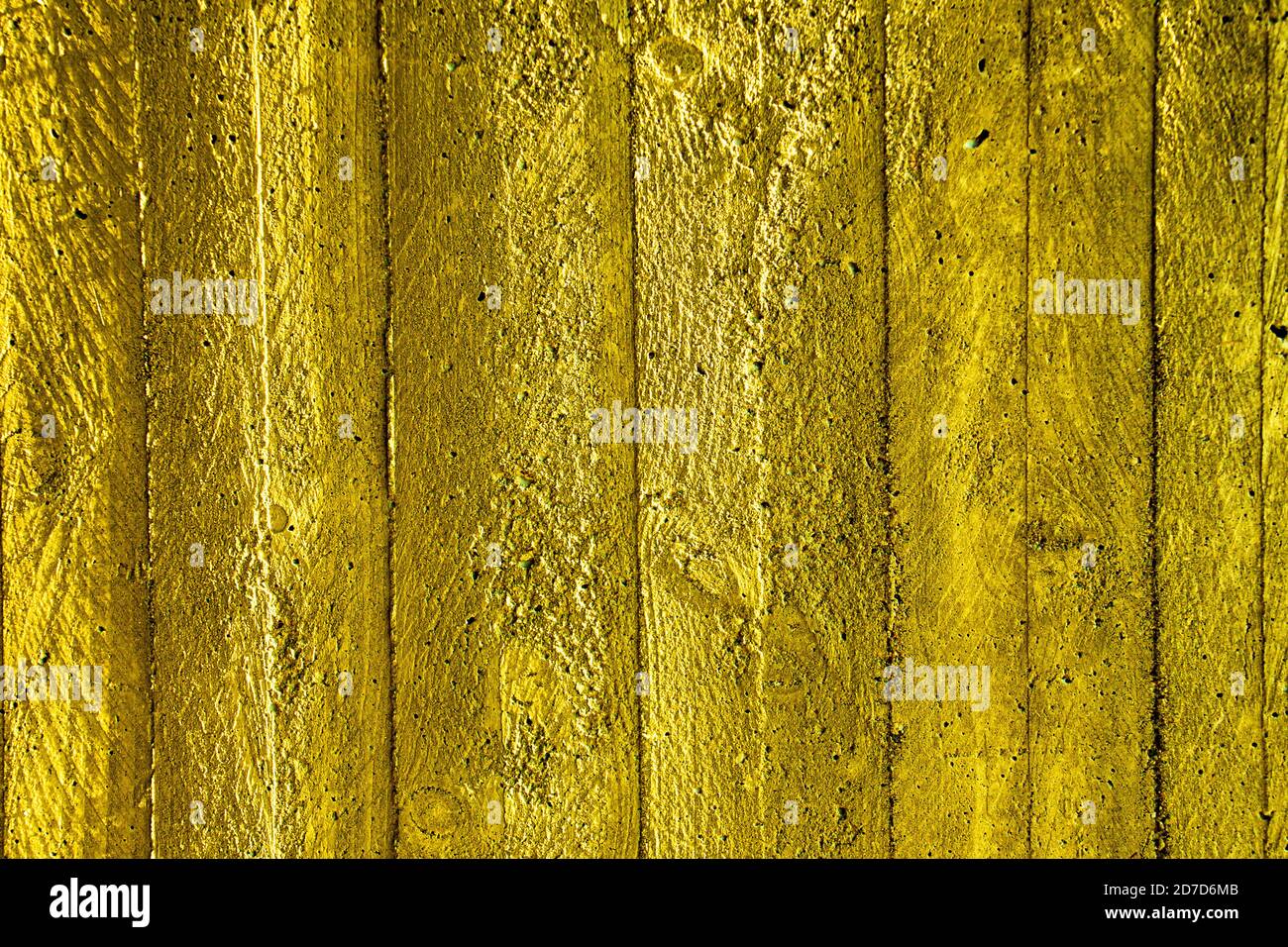 Struttura astratta di rivestimento in legno giallo di una parete di cemento per sfondo Foto Stock