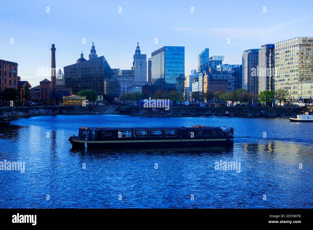 Chiatta che trasporta i turisti in Royal Albert Dock a Liverpool Foto Stock