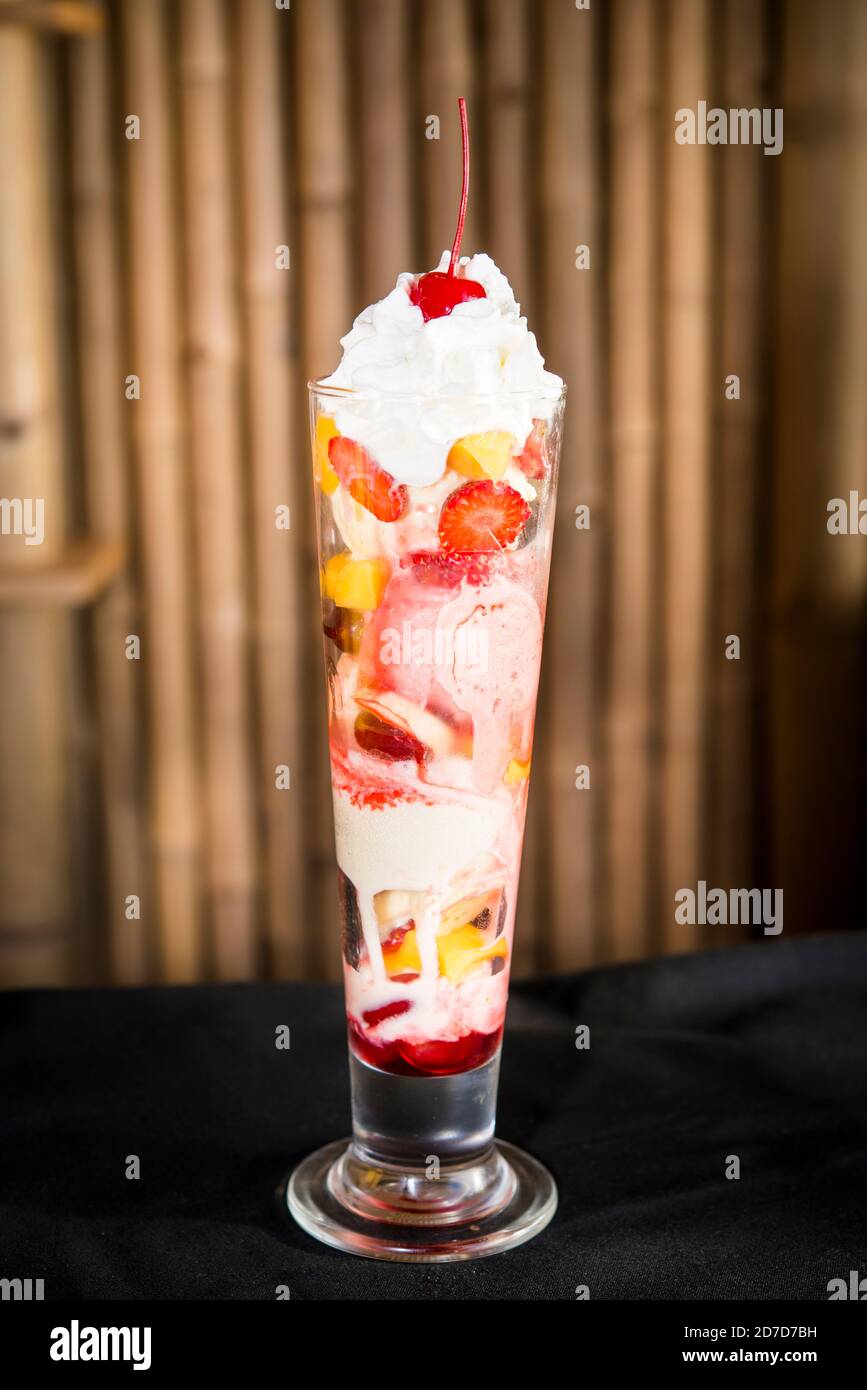 knickerbocker Glory gelato domenica con frutta e panna montata Foto Stock