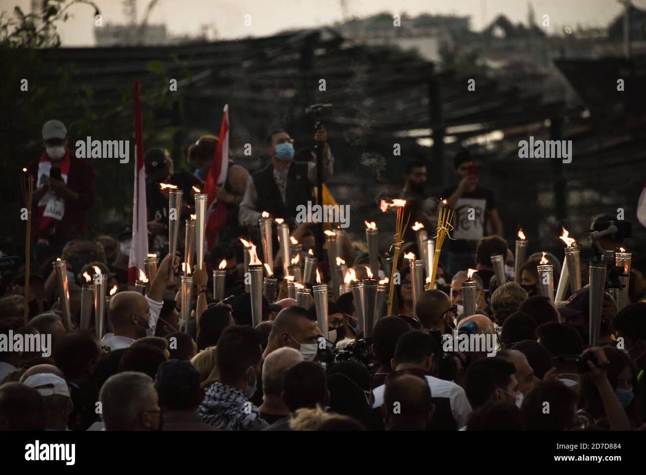 Beirut, Libano, 17 ottobre 2020. Una folla che sventolava bandiere e tiene torce si è riunita sulla Charles helou Highway di fronte al porto di Beirut luogo di esplosione per celebrare l'anniversario del libanese Thawra, un anno dopo l'inizio delle proteste il 17 ottobre 2019 Foto Stock