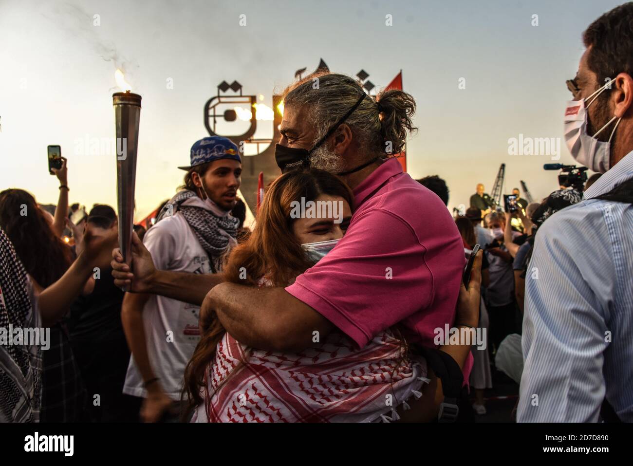 Beirut, Libano, 17 ottobre 2020. Una nipote e suo zio abbraccio come manifestanti si riuniscono sulla Charles helou strada di fronte al porto di Beirut luogo di esplosione per celebrare l'anniversario del libanese Thawra, un anno dopo le proteste sono iniziate il 17 ottobre 2019 Foto Stock