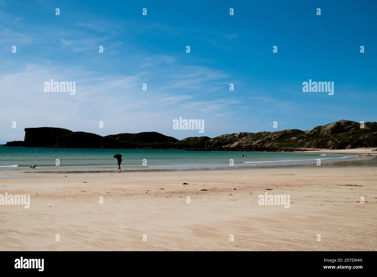Oldmanshore Beach, Highlands scozzesi con silhouette di uomo con ombrello e cane Foto Stock