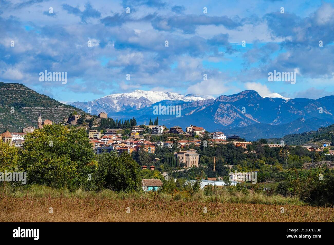 Montagne innevate per i Pirenei spagnoli visti da vicino Puig-Reig, a sud di Berga, Catalogna, Spagna Foto Stock