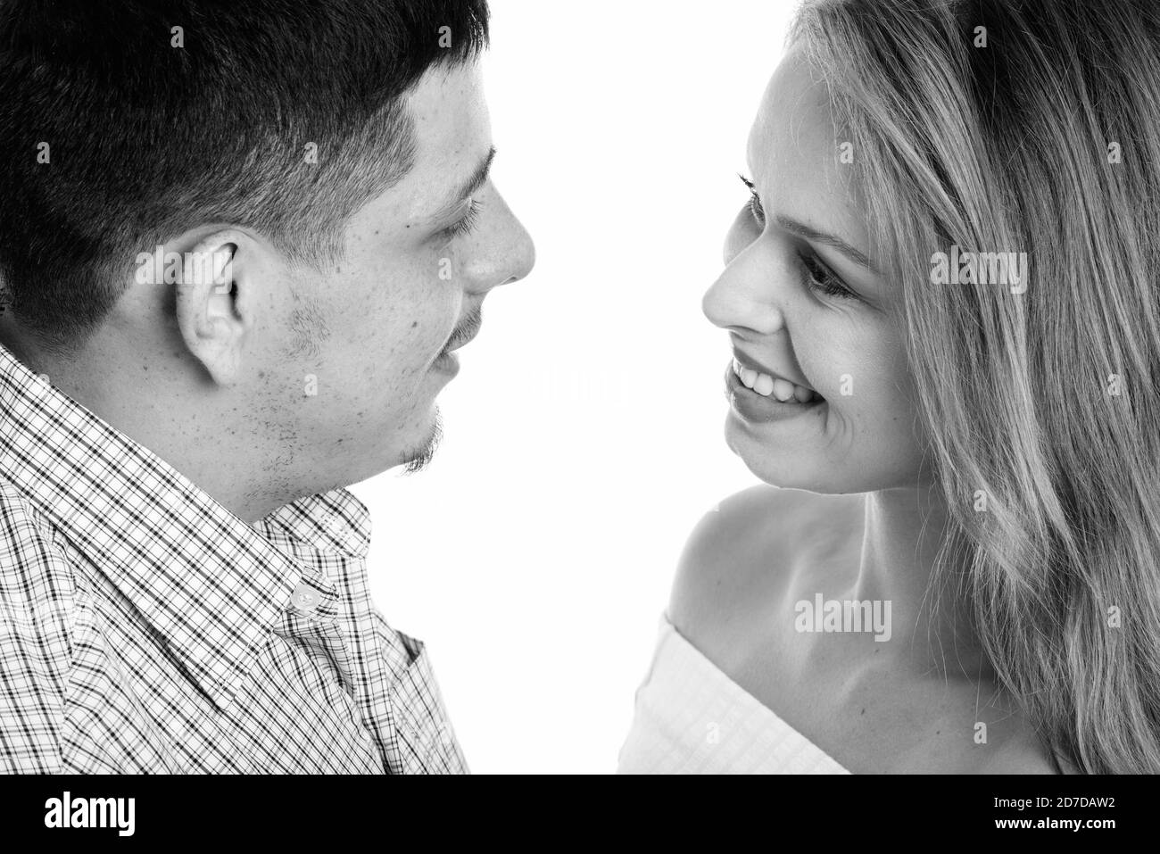 Giovane coppia felice sorridente e guardandosi dentro amore Foto Stock