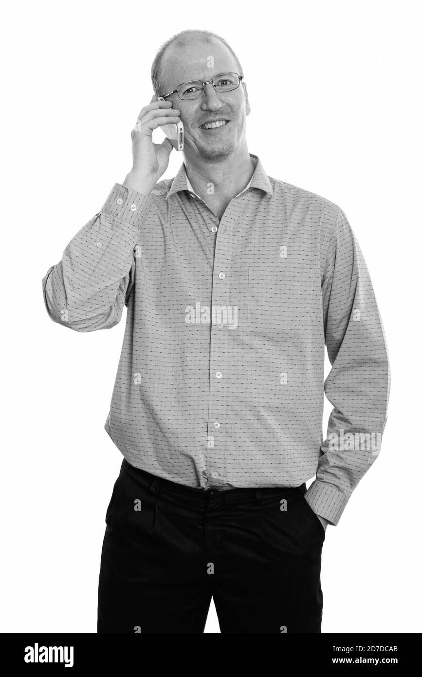 Studio shot di happy businessman sorridente mentre parlano al telefono cellulare Foto Stock
