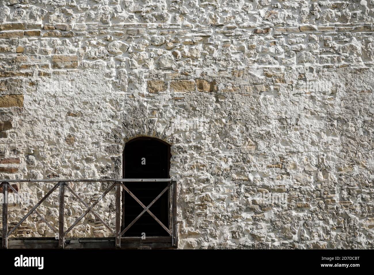 Ingresso scuro all'interno di una torre medievale in pietra Foto Stock