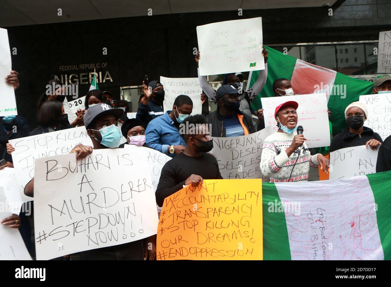 NEW YORK, NY - OTTOBRE 21: Gli americani nigeriani e i newyorkesi partecipano al 'Arch for nigerian Lives' in solidarietà con le proteste contro la brutalità e la corruzione della polizia nella città di Lagos, in Nigeria, Africa, dove proteste pacifiche hanno provocato l'uccisione di diversi manifestanti da parte della polizia nella città di Lagos. Il tranquillo "March for nigerian Lives" ha attraversato la città in punti di raduno che hanno avuto inizio presso il Consolato nigeriano, il New York Times Building, Times Square e infine di fronte all'ufficio del procuratore statunitense di Brooklyn, New York, il 21 ottobre 2020. Credito: Mpi43/MediaPunch Foto Stock