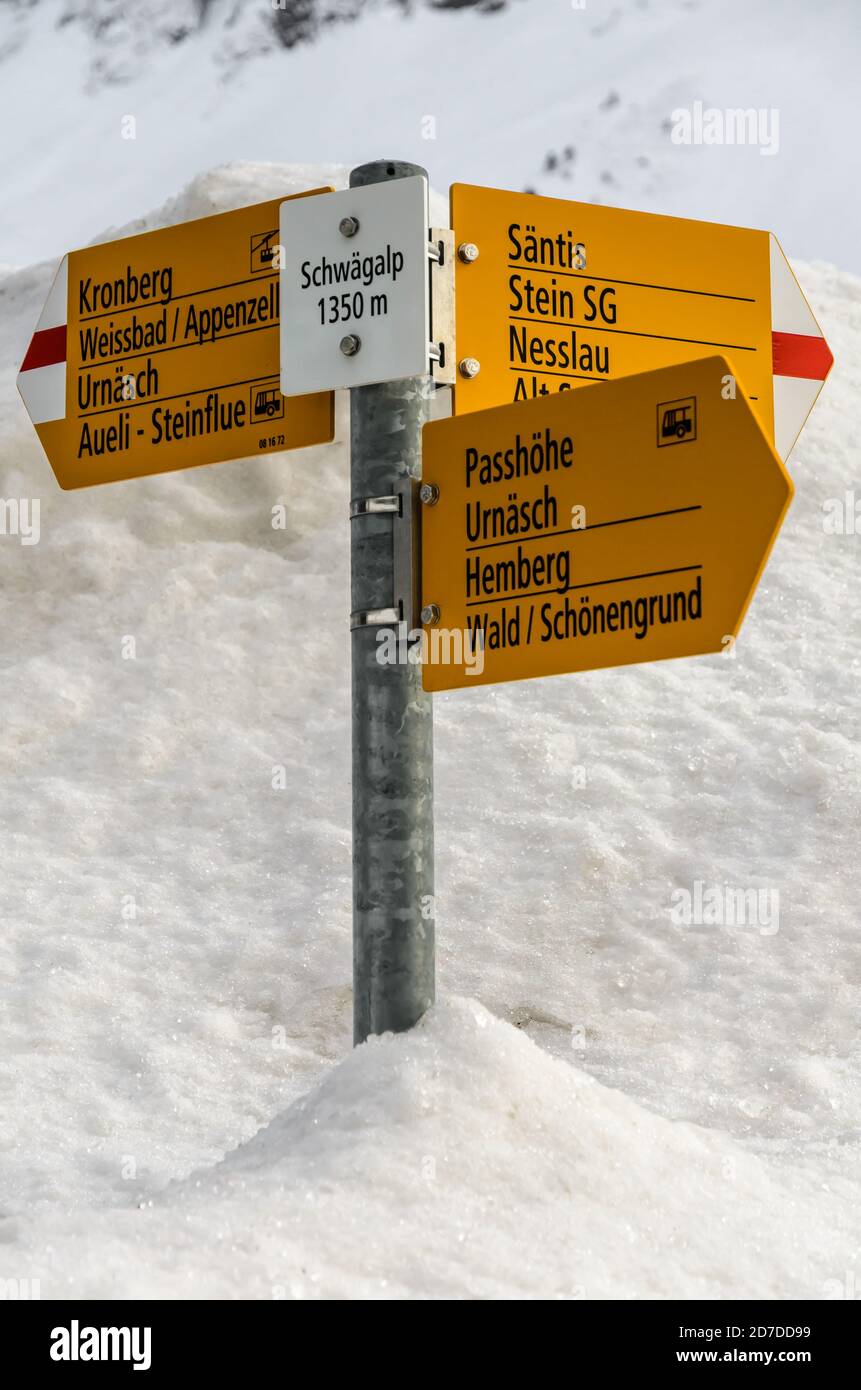 Cartello giallo sulla neve con varie destinazioni escursionistiche, Schwaegalp, Canton Appenzello esterno, Svizzera Foto Stock