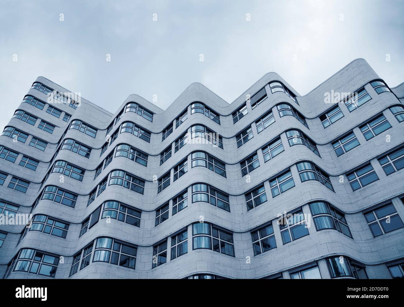 BERLINO - GERMANIA - MAGGIO 24 2010. L'edificio Shell Haus è un classico capolavoro architettonico modernista progettato dall'architetto tedesco Emil Fahr Foto Stock