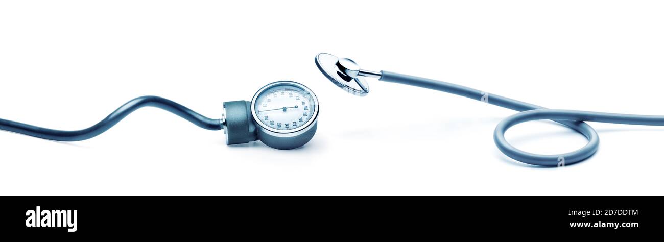 Stetoscopio e misuratore della pressione sanguigna su sfondo bianco. Vista orizzontale per utilizzo banner Foto Stock
