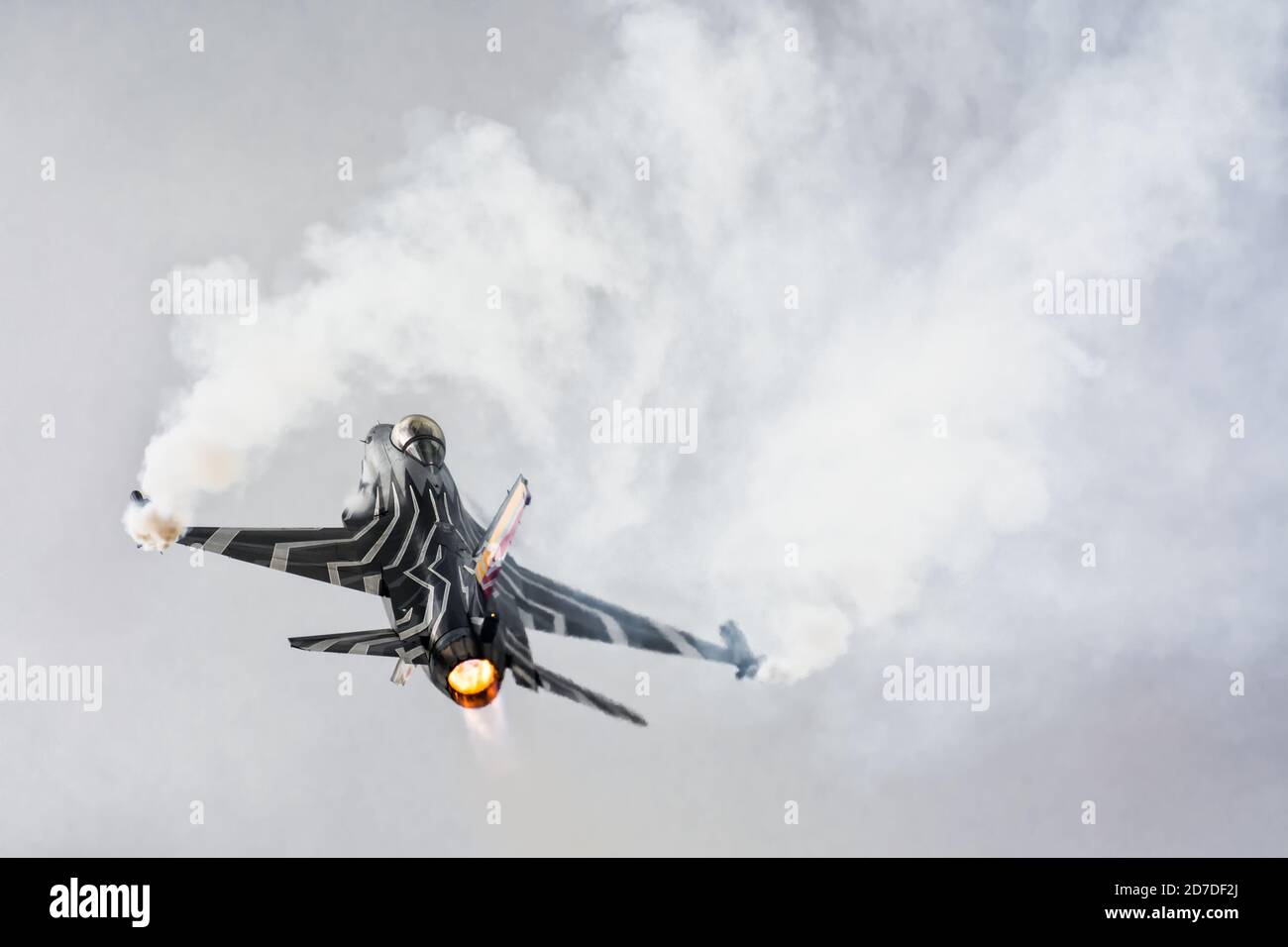 Militare belga F-16 Falcon scuro che vola con postbruciatore e fumo In occasione del Radom Airshow 2015 Foto Stock