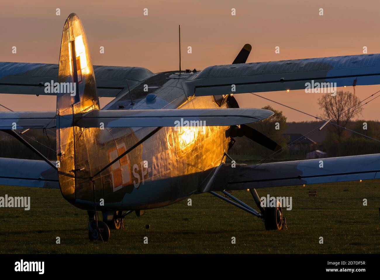 Aereo sovietico Antonov AN-2 su campo d'aviazione al tramonto Foto Stock