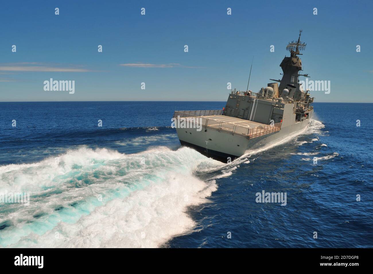 Una vista posteriore di HMAS Perth, una fregata marina australiana in mare che esegue prove di velocità. Foto Stock