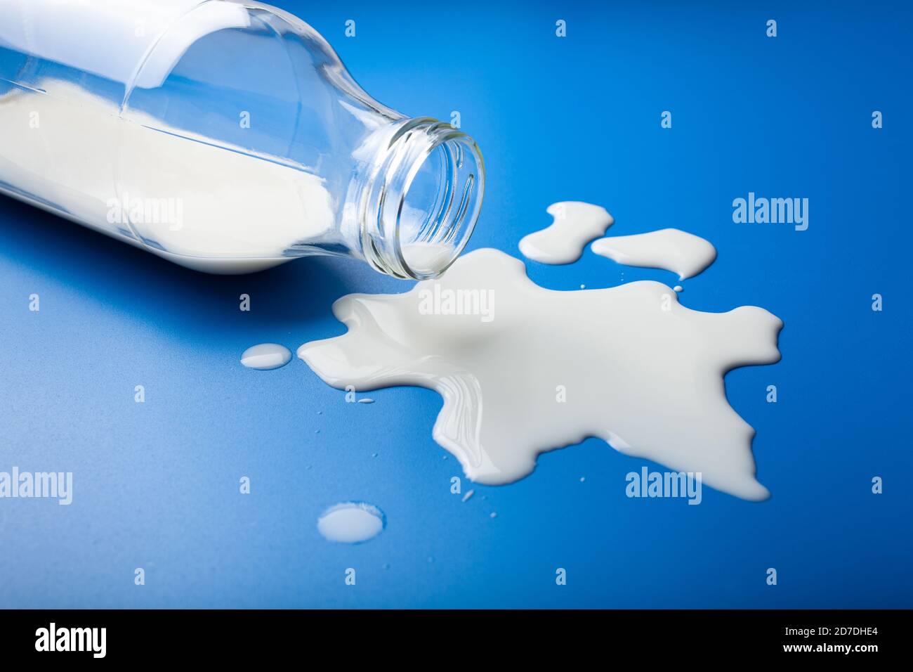 latte cattivo intolleranza al lattosio allergia. spruzzi di biberon del latte. evitare prodotti caseari pericolosi Foto Stock