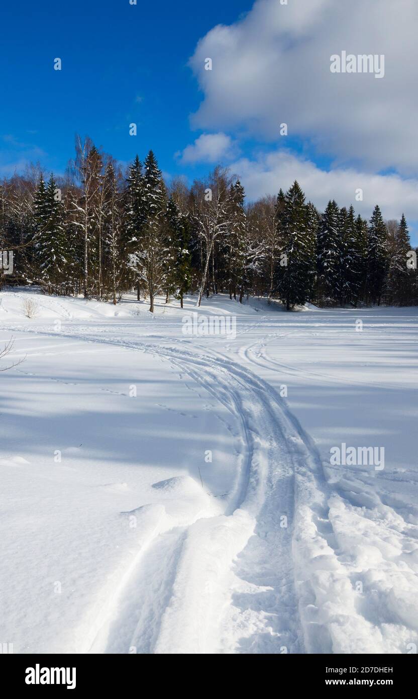 Pista da sci in neve.Frosty paesaggio invernale. Foto Stock