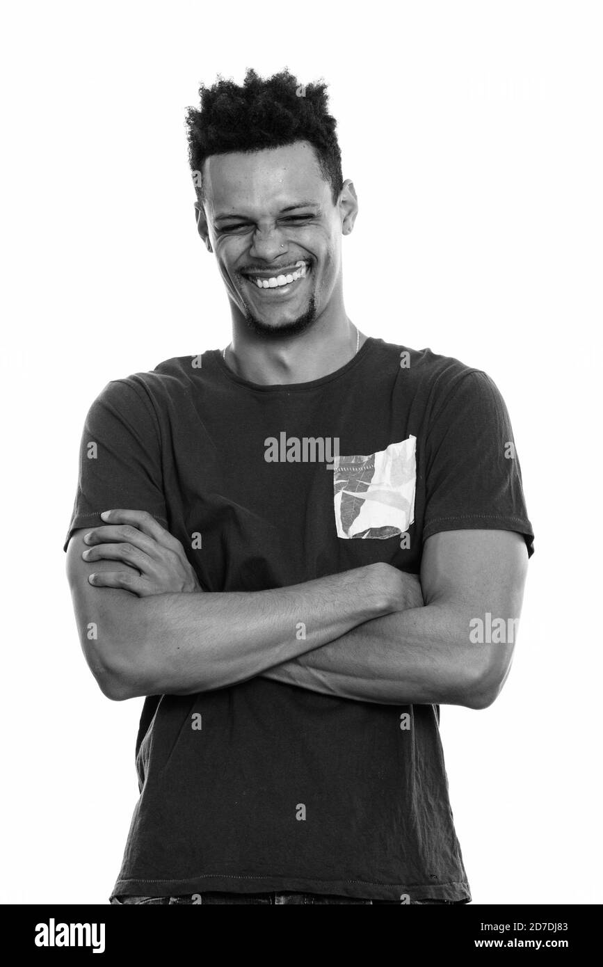 Studio shot di giovani africani felice uomo sorridente con le braccia incrociate e gli occhi chiusi Foto Stock