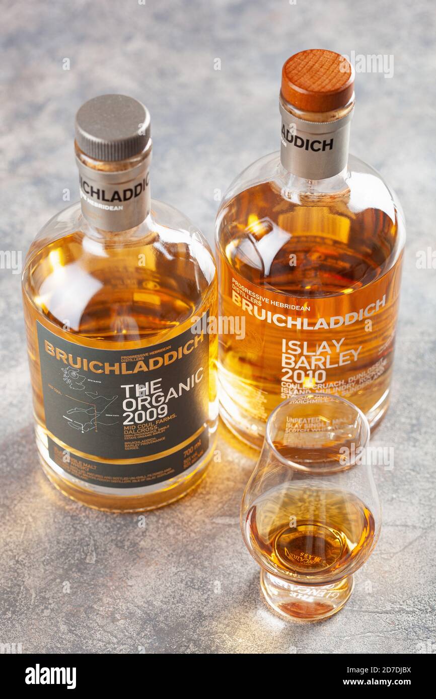 Trondheim, Norvegia - Maggio 20 2020: Bruichladdich single malt scotch whisky bottiglia e vetro Foto Stock