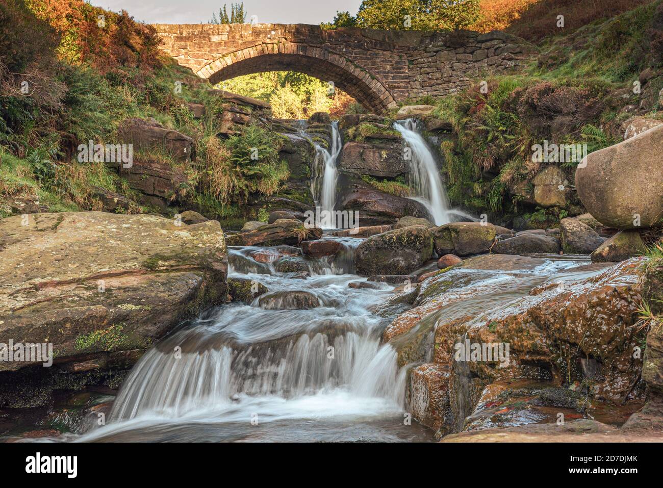 Tre teste di Shire. Una cascata e ponte in pietra a cavallo a Three Shires Head nel Peak District National Park. Foto Stock