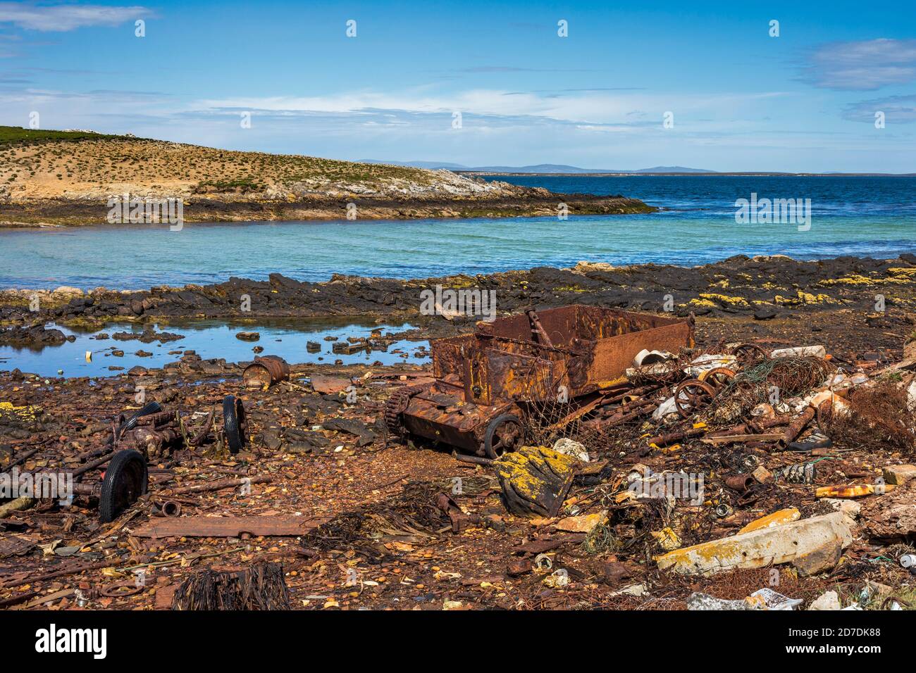 Isola di ciottoli; resti di carri armati; Falklands Foto Stock