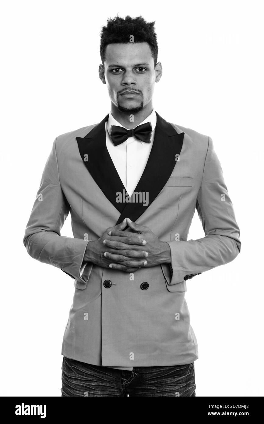 Studio shot del giovane imprenditore africano intrecciare le dita Foto Stock