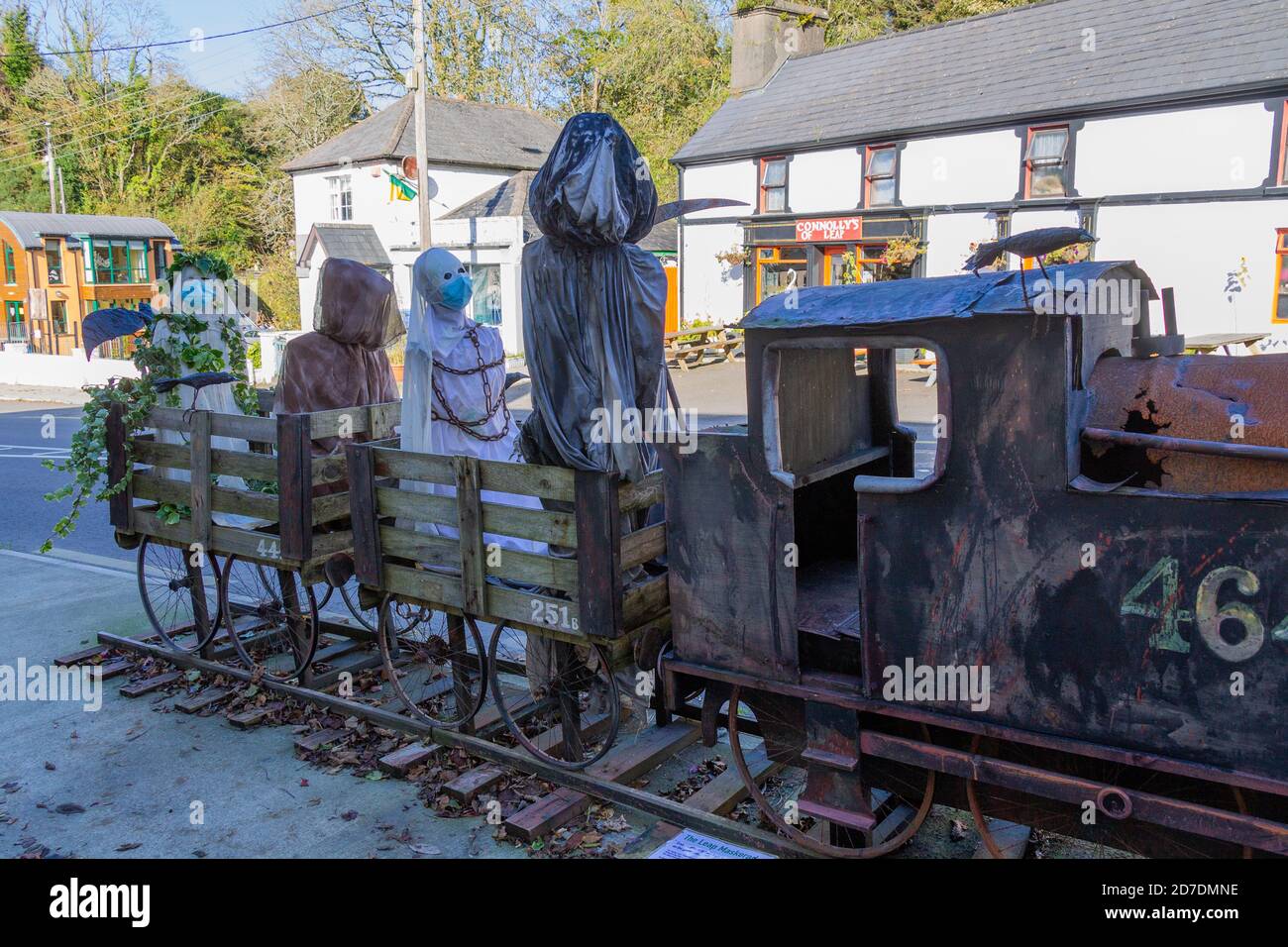 Halloween Celebration Ghosts e Ghouls su un treno, Leap, West Cork, Irlanda Foto Stock
