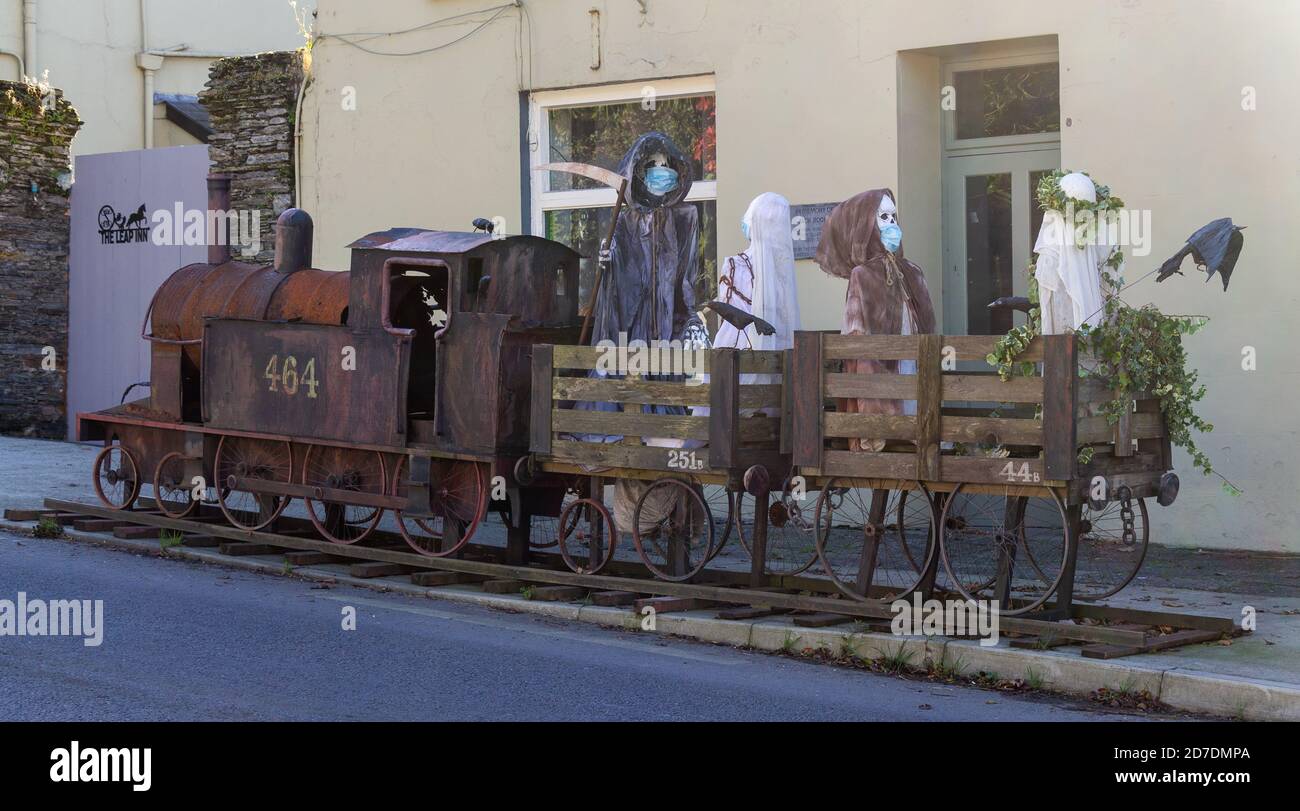Halloween Celebration Ghosts e Ghouls su un treno, Leap, West Cork, Irlanda Foto Stock