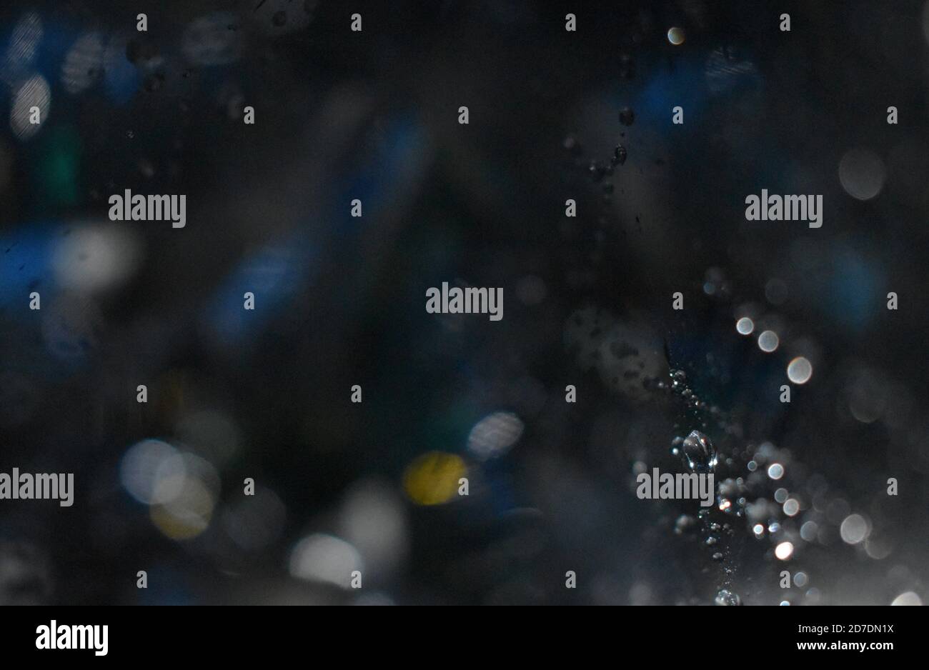 Immersione più profonda per il mio pensiero attraverso le bolle d'acqua dentro Sapporo Giappone Foto Stock