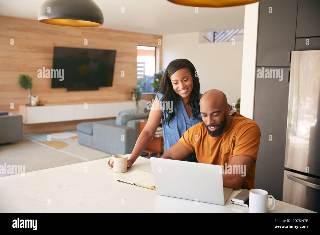 Coppia afroamericana che usa il laptop per controllare le finanze a casa Foto Stock