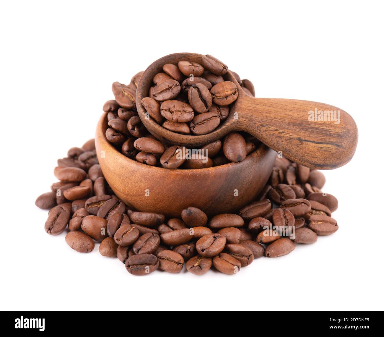 Chicchi di caffè isolati su sfondo bianco. Chicchi di caffè arabica arrosto in recipiente di legno e cucchiaio. Foto Stock