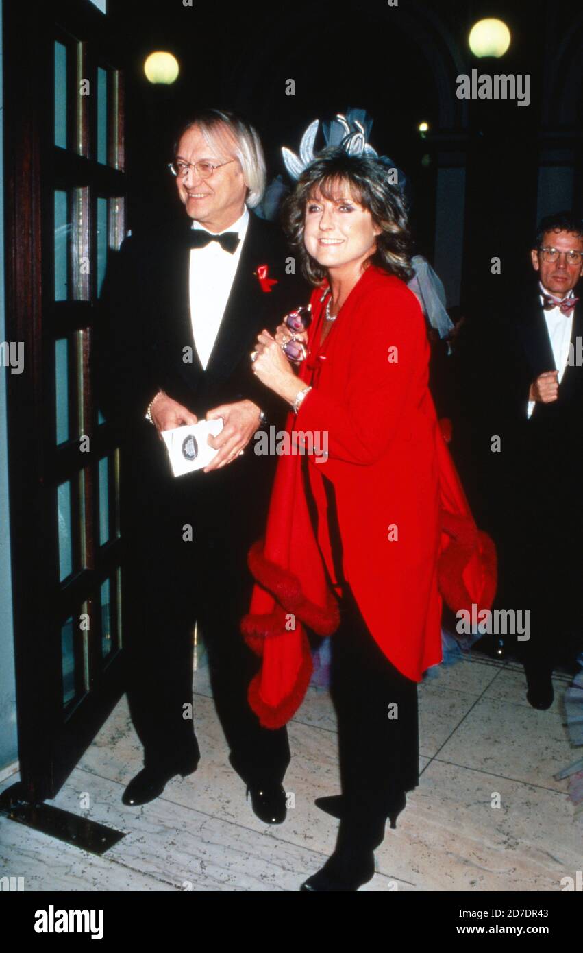 Moderatorin Sigi Harreis mit Ehemann Klaus Langer beim Frankfurter Opernball, Deutschland 1994. Foto Stock