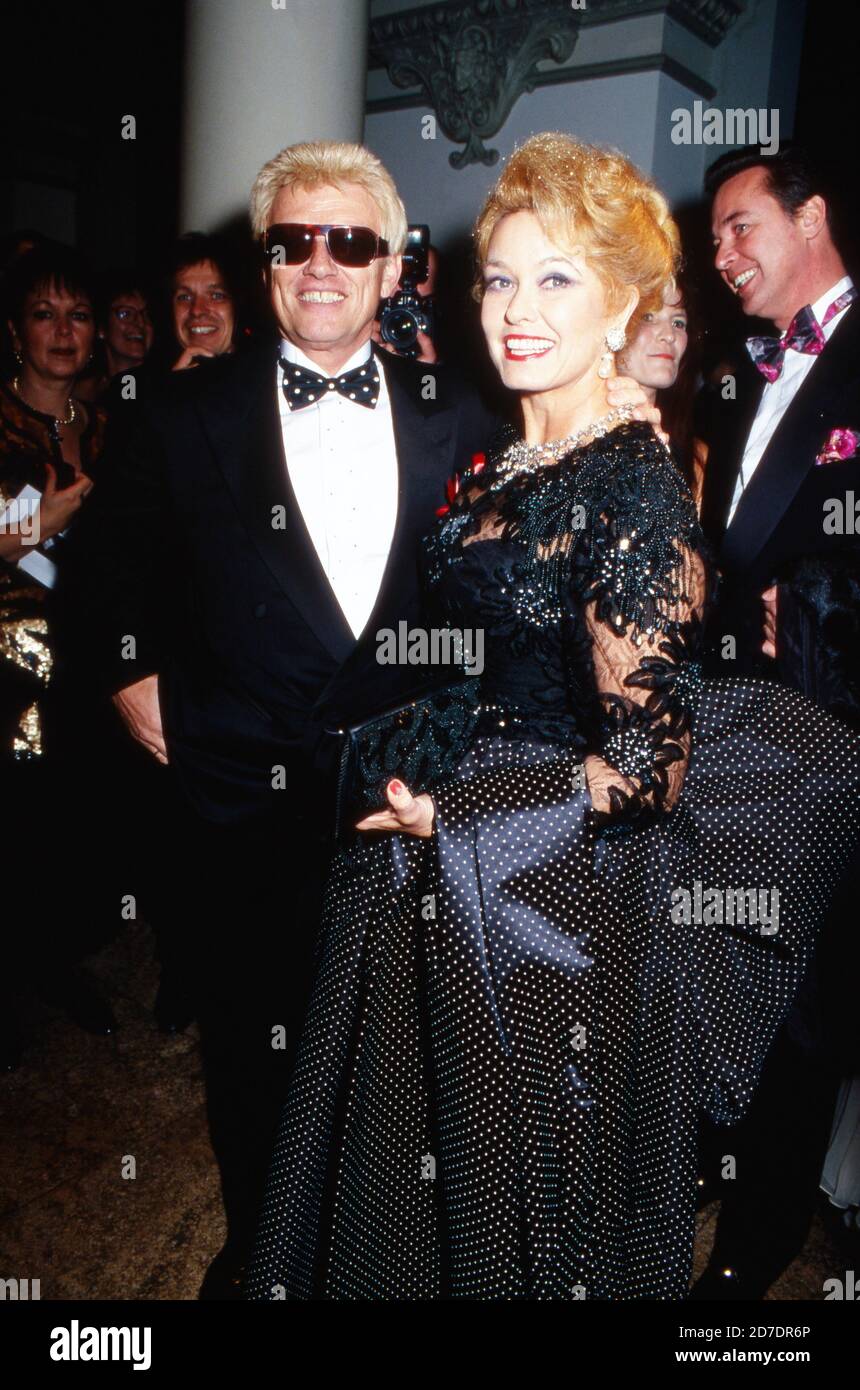 Sänger Heino mit Ehefrau Hannelore beim Frankfurter Opernball, Deutschland 1994. Foto Stock