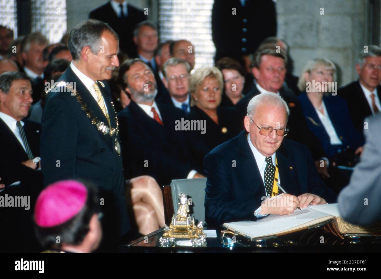 Neben Oberbügermeister Jürgen Unden trägt sich Bundespräsident Roman Herzog anlässlich der Verleihung des Karlspreises der Stadt Aachen in das Goldene Buch am 13. Mai 1999 ein. Foto Stock