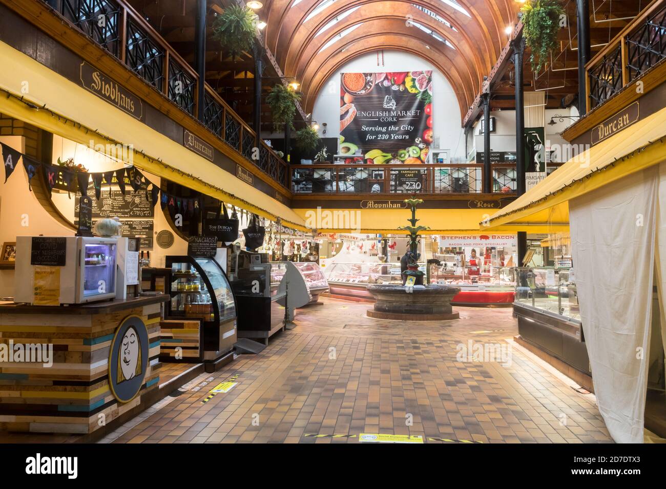Cork City, Cork, Irlanda. 22 ottobre 2020. Il mercato inglese è sempre occupato il primo giorno della chiusura di livello cinque, dove la città era molto tranquilla mentre la gente aderiva alle linee guida del governo. - credito; credito: David Creedon/Alamy Live News Foto Stock