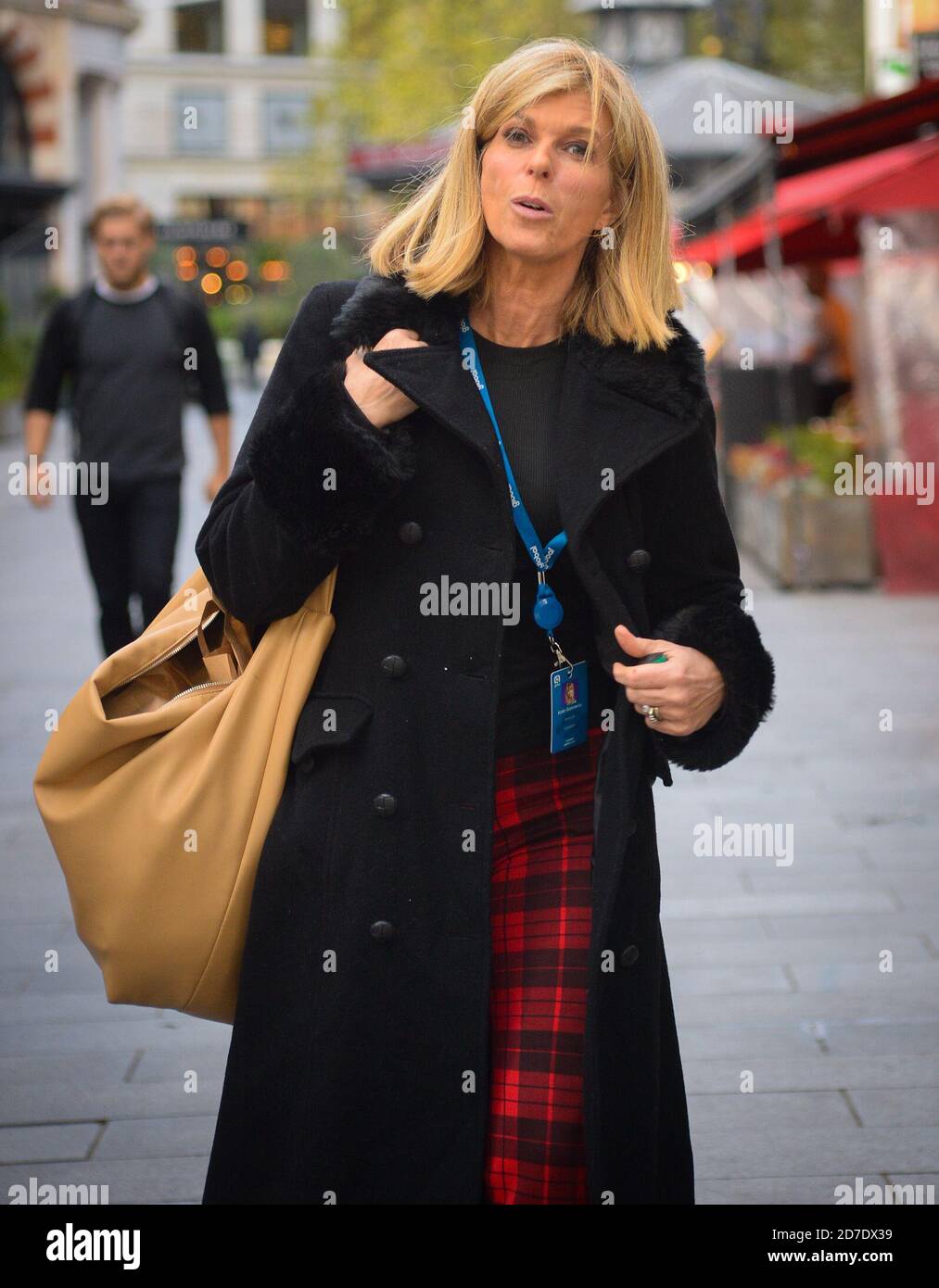 Kate Garraway è stato ritratto indossando pantaloni rossi in tartan a Leicester Square, Londra, il 22 ottobre 2020. Foto Stock