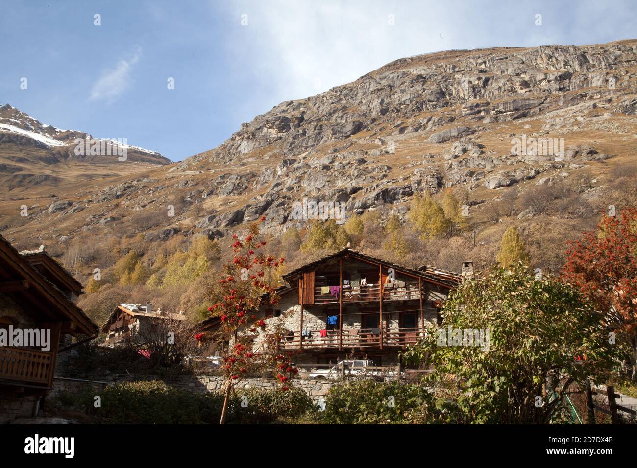 Lavanderia appesa sul balcone di una vecchia pietra tradizionale E casa in legno a Bonneval-sur-Arc in Savoia Haute-Maurienne Francia Foto Stock