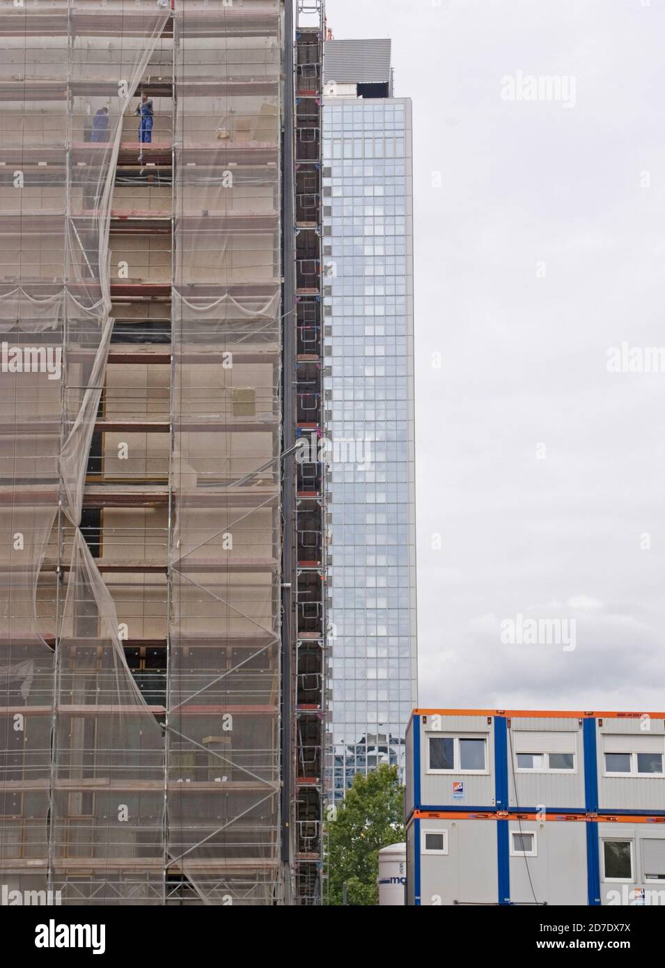 Nuove costruzioni coperte di rete protettiva nei pressi di Alexanderplatz Berlino, Germania Foto Stock