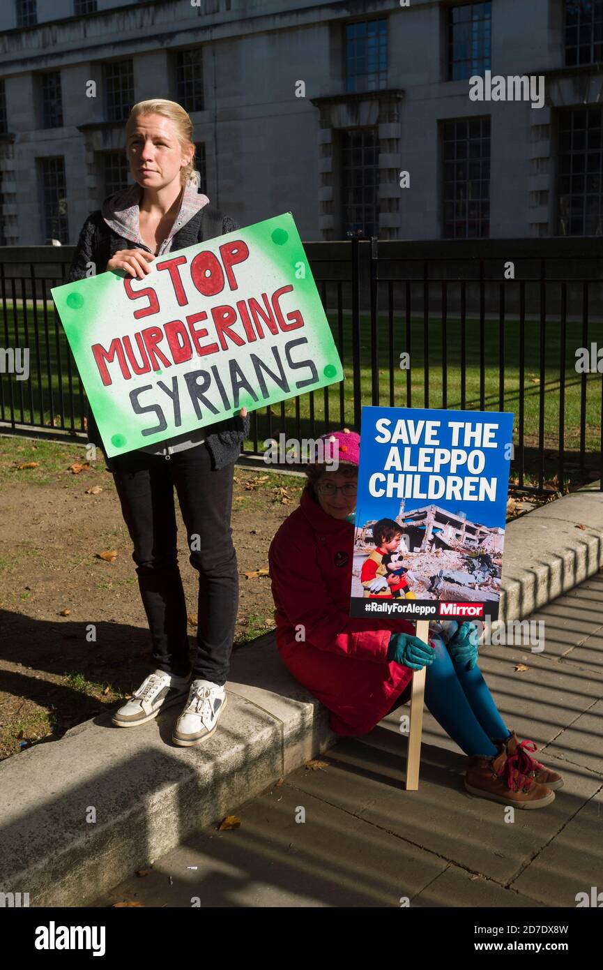 Guerra contro la Siria, protesta fuori Downing Street, chiedendo al governo britannico di definire un piano chiaro per fermare i bombardamenti russi e siriani sulla Siria. I manifestanti hanno deposto Teddy Bears per rappresentare la morte dei bambini in Siria alle porte di Downing Street. I gruppi coinvolti includono: Action Aid, Amnesty International UK, Avaaz, CAABU, Christian Aid, International Rescue Committee UK, e Siria Relief. Tra gli oratori intervenuti vi sono Alison McGovern, copresidente del gruppo parlamentare All-Party Friends of Syrian Group, rappresentante del Regno Unito per la rete siriana per i diritti umani, il dottor Wael Aleji, e l'attrice Carey Mulligan. Foro di riferimento Foto Stock