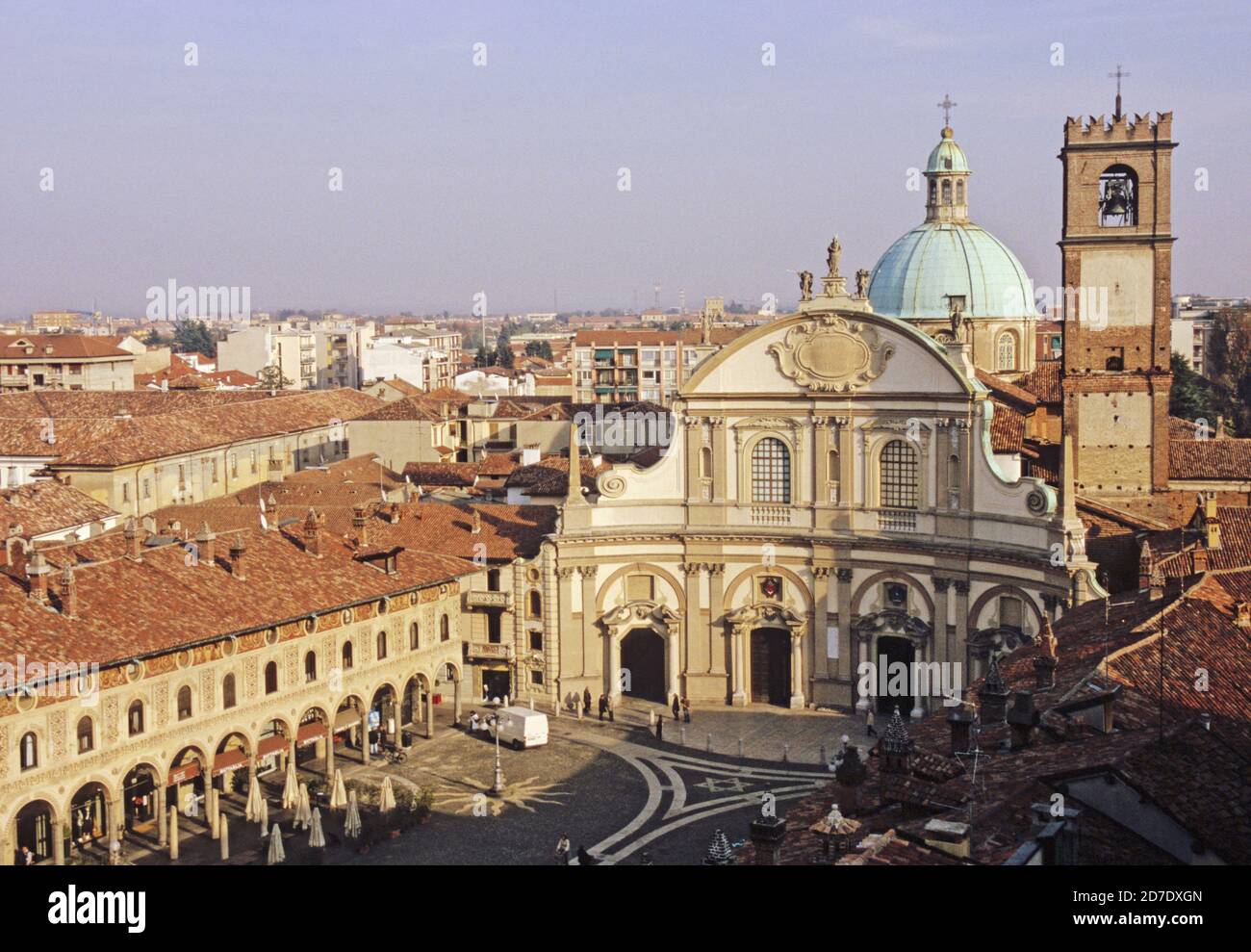 Sant Ambrogio Cattedrale e Piazza Ducale di Vigevano lombardia italia Foto Stock