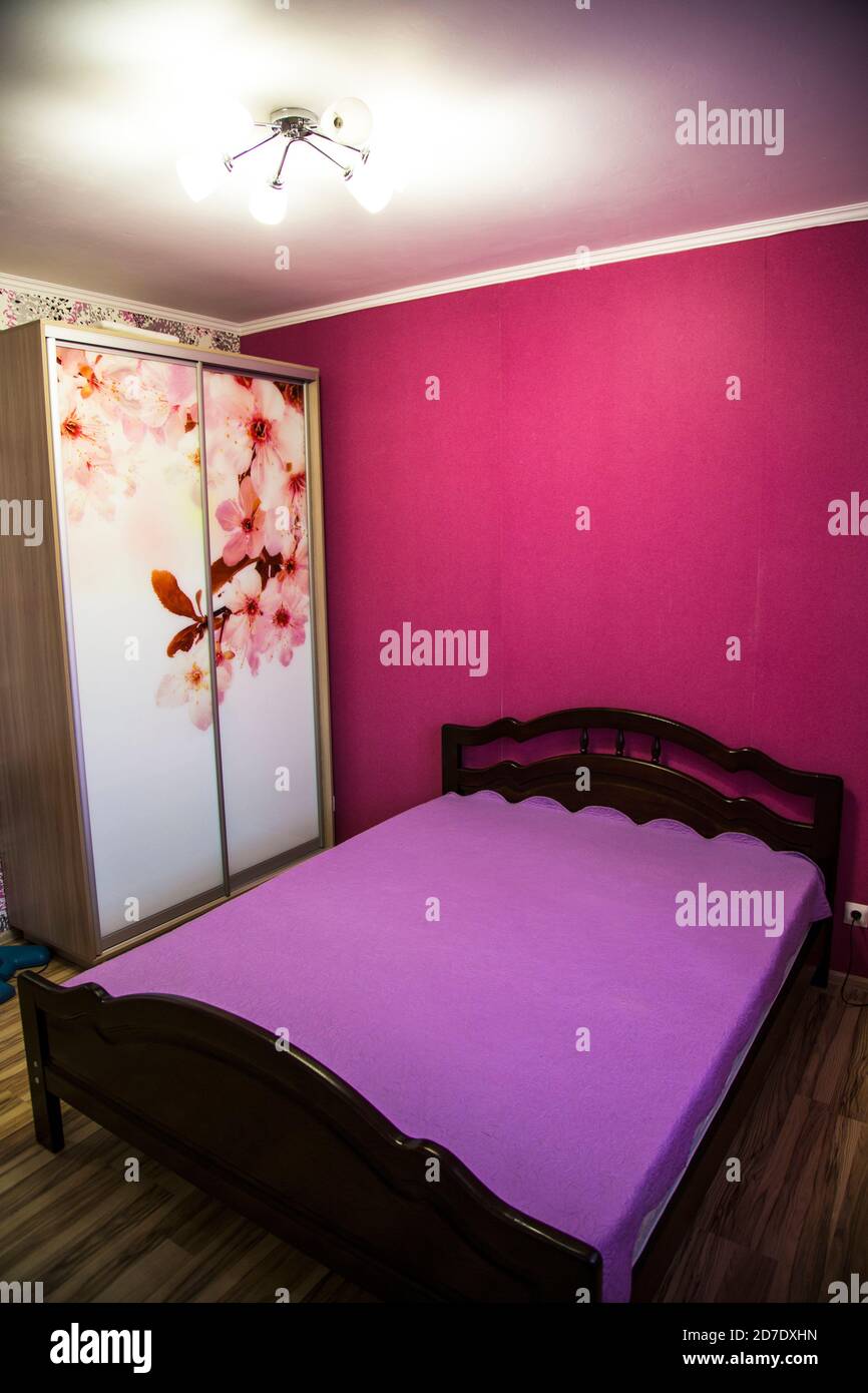 La camera era bella, pulita e moderna. Letto matrimoniale. Camera da letto  in tonalità lilla Foto stock - Alamy