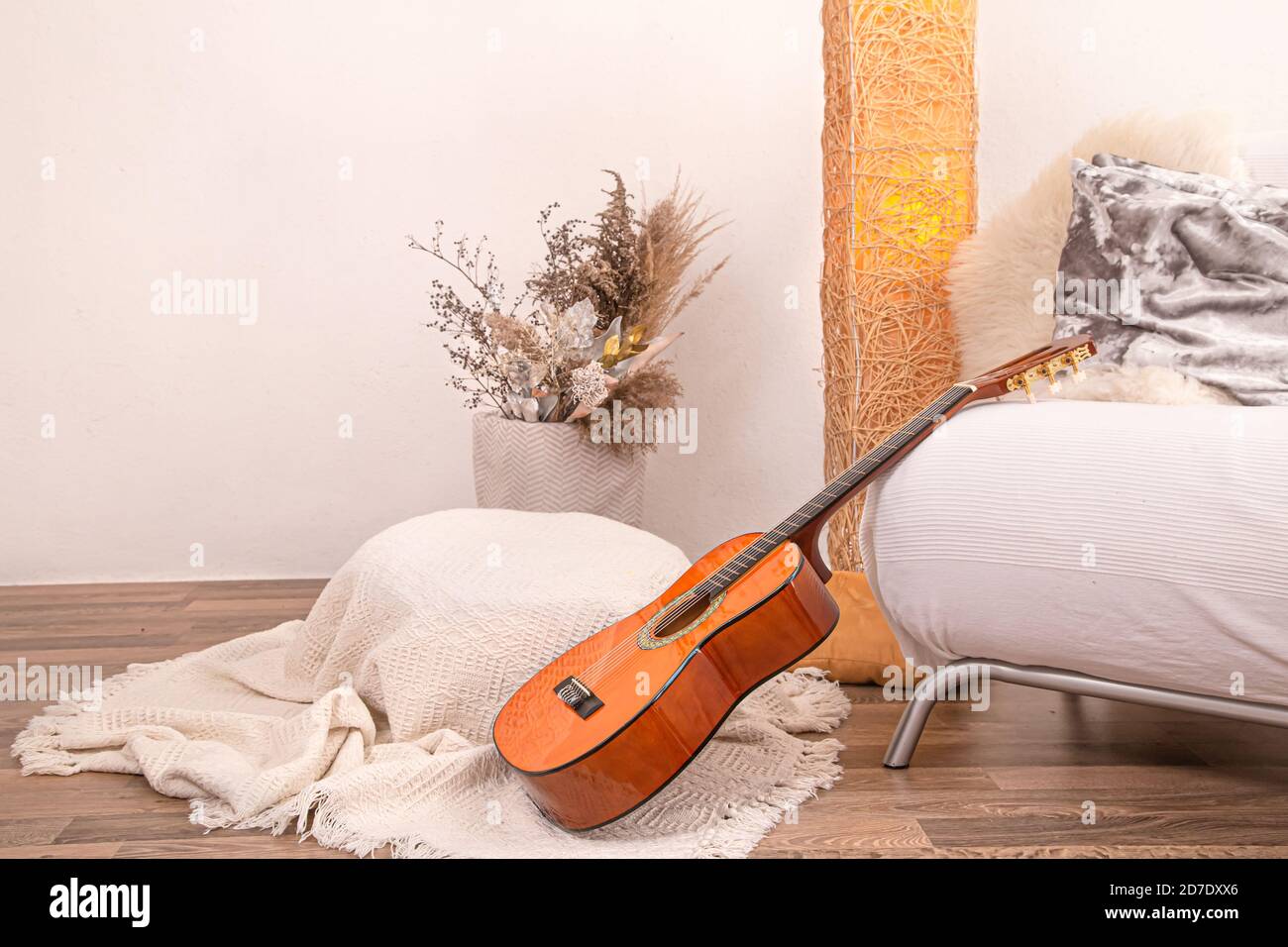 Interni moderni, accoglienti ed eleganti del soggiorno con una chitarra. Foto Stock
