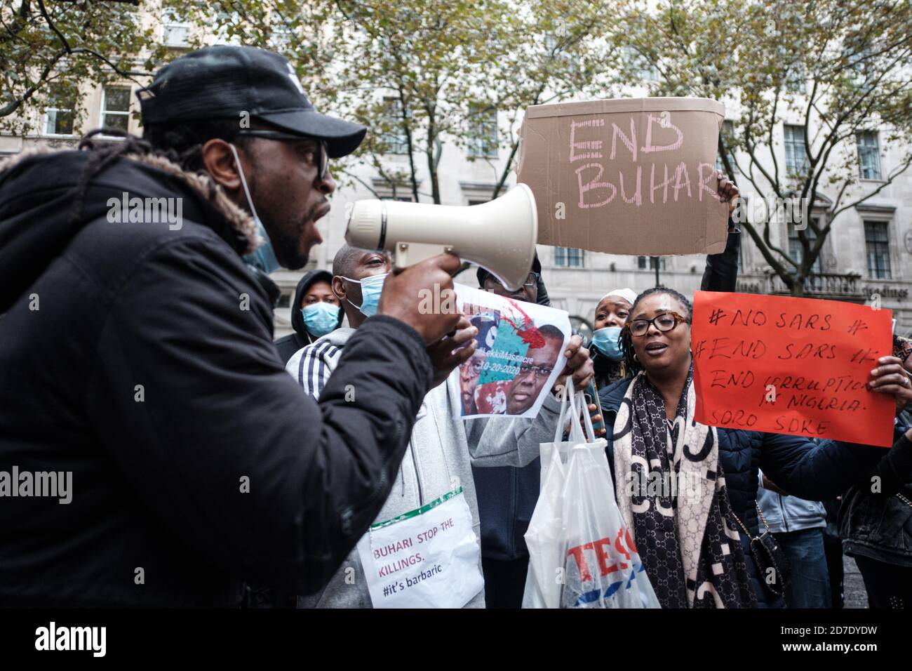 Il 20 ottobre 2020, le forze di polizia e dell'esercito nigeriane hanno molestato, molestato e ucciso numerosi civili negando i loro diritti civili e legali Foto Stock