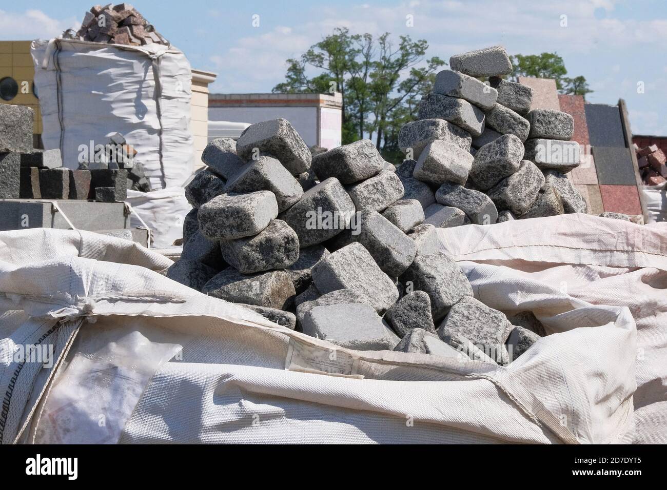 Materiali da costruzione. Materiali da costruzione per decorare e costruire case. Pile di pietre grigie sono vendute nel mercato delle costruzioni. Foto Stock
