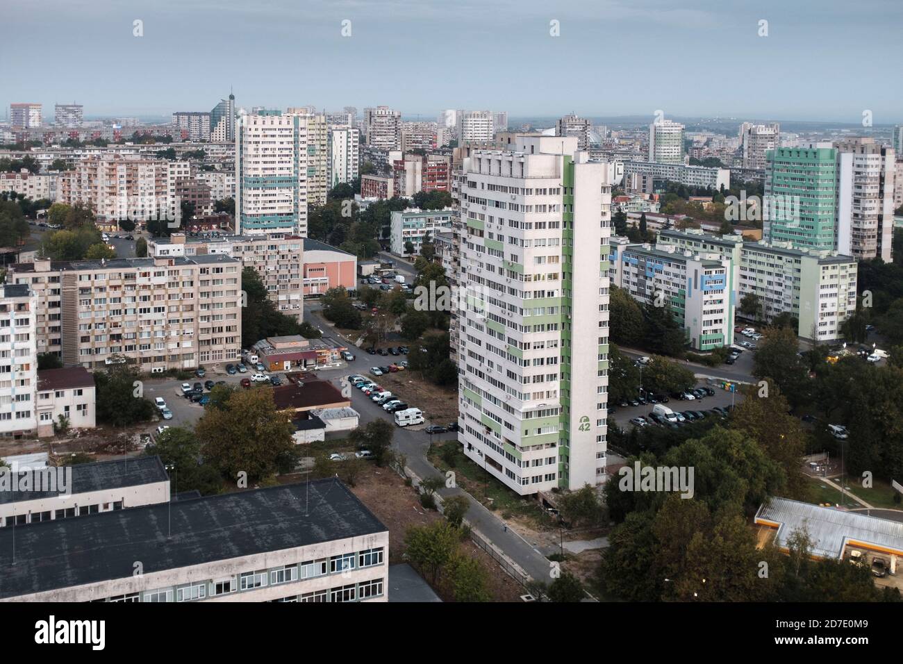 Vista dall'alto dei blocchi residenziali dell'epoca dei comunisti nel complesso di Zornitza, Burgas, Bulgaria Foto Stock