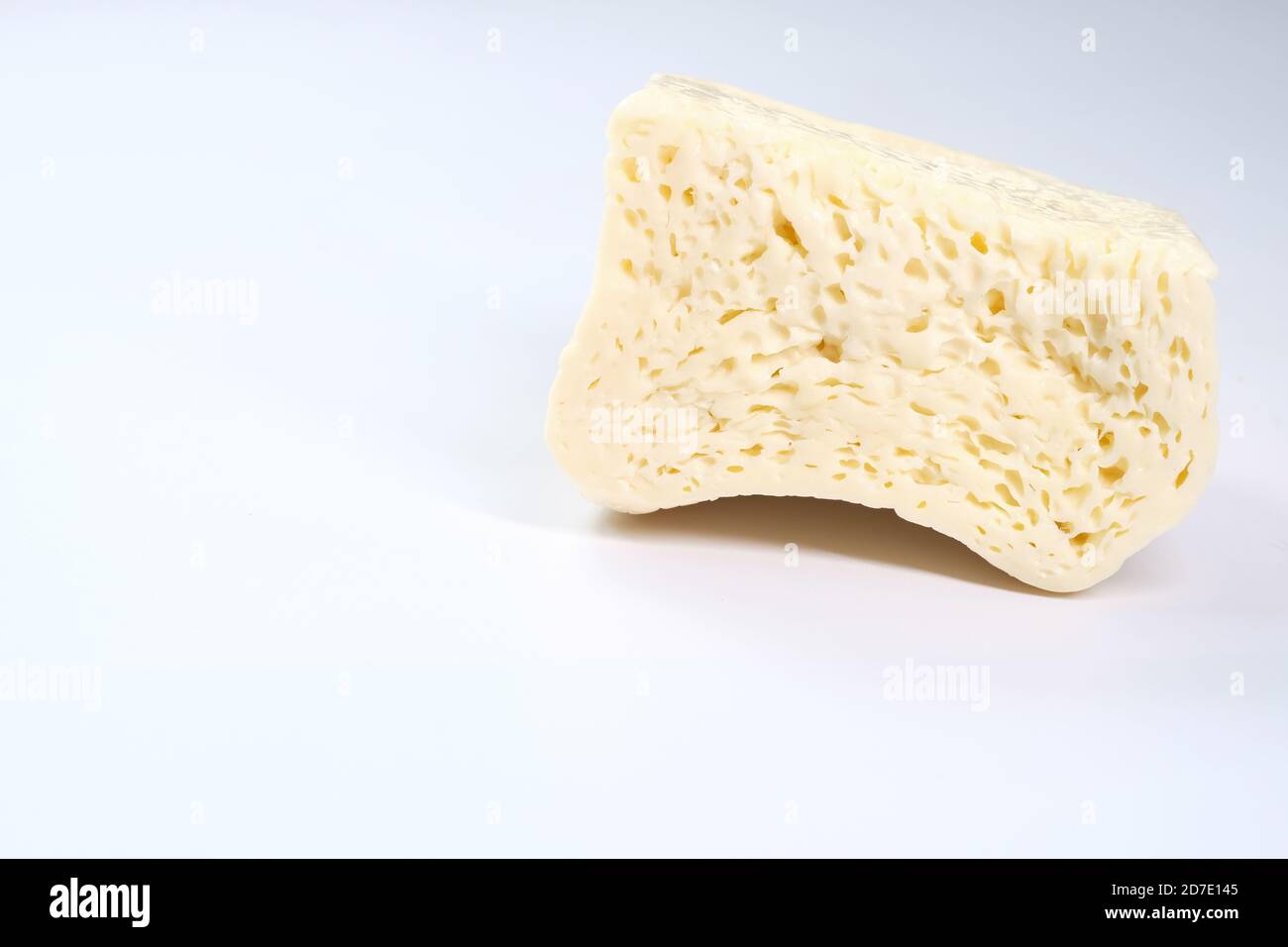 primo piano di formaggio fresco su sfondo bianco. Foto Stock