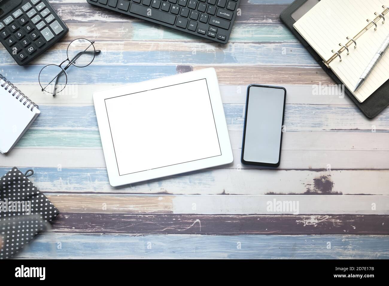 tablet digitale, smartphone e stazionate su sfondo in legno Foto Stock