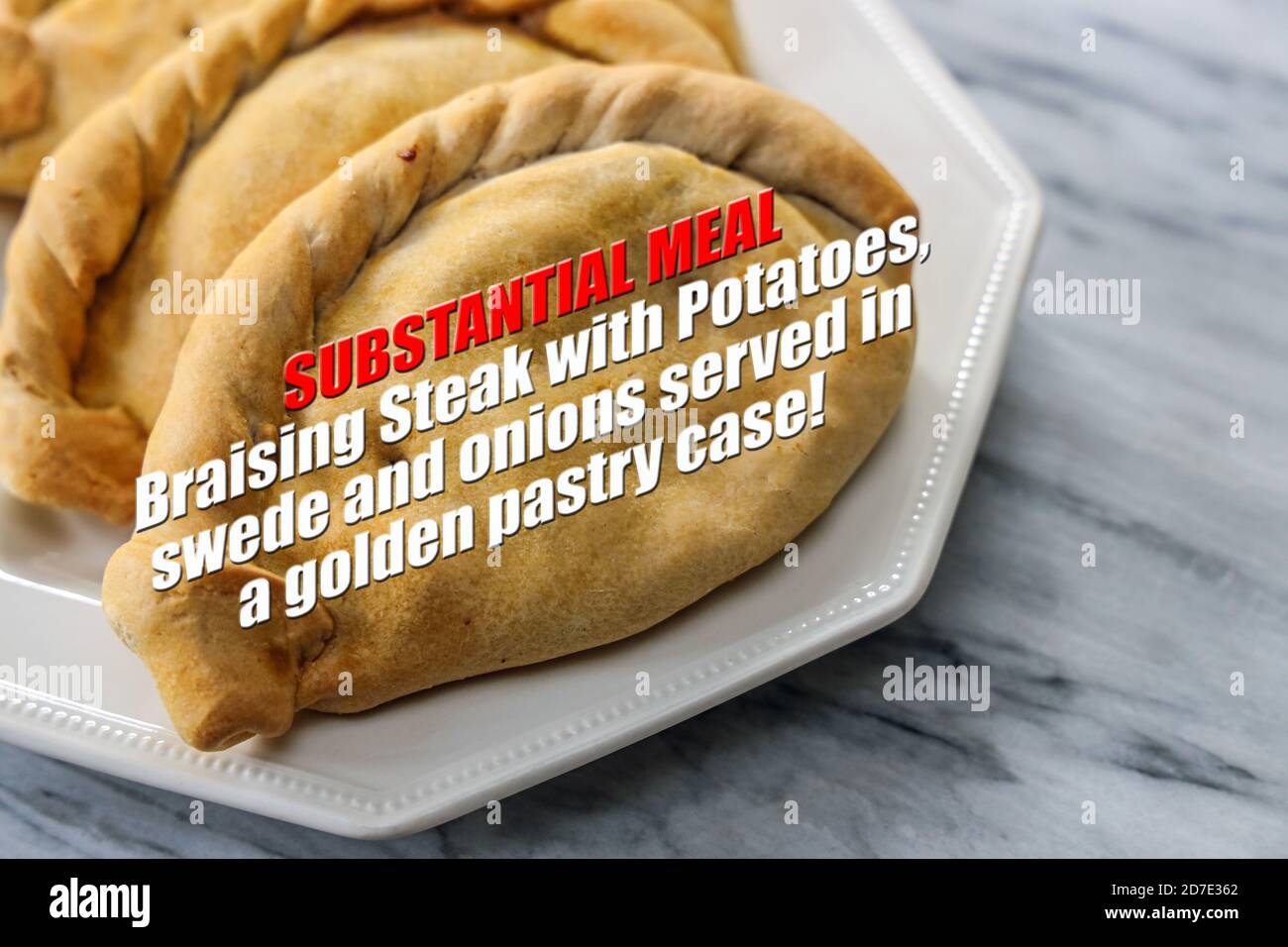 Tre pasties. Un pasto sostanziale? Manzo con patate, cipolla, sudore e carote in una casseruola. Foto Stock
