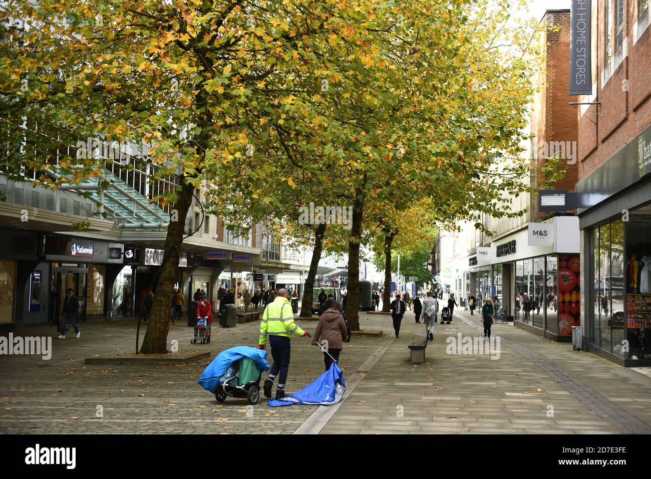 Vista generale del centro di Swansea, Galles meridionale, il giorno prima della chiusura di negozi non essenziali a causa del "blocco dei fuochi d'artificio" che è stato implementato Foto Stock